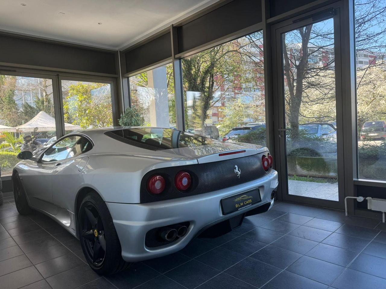 Ferrari F360 dans le showroom BLM CARS
